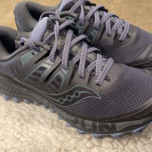 Saucony sneaker size 9 never worn tennis shoes